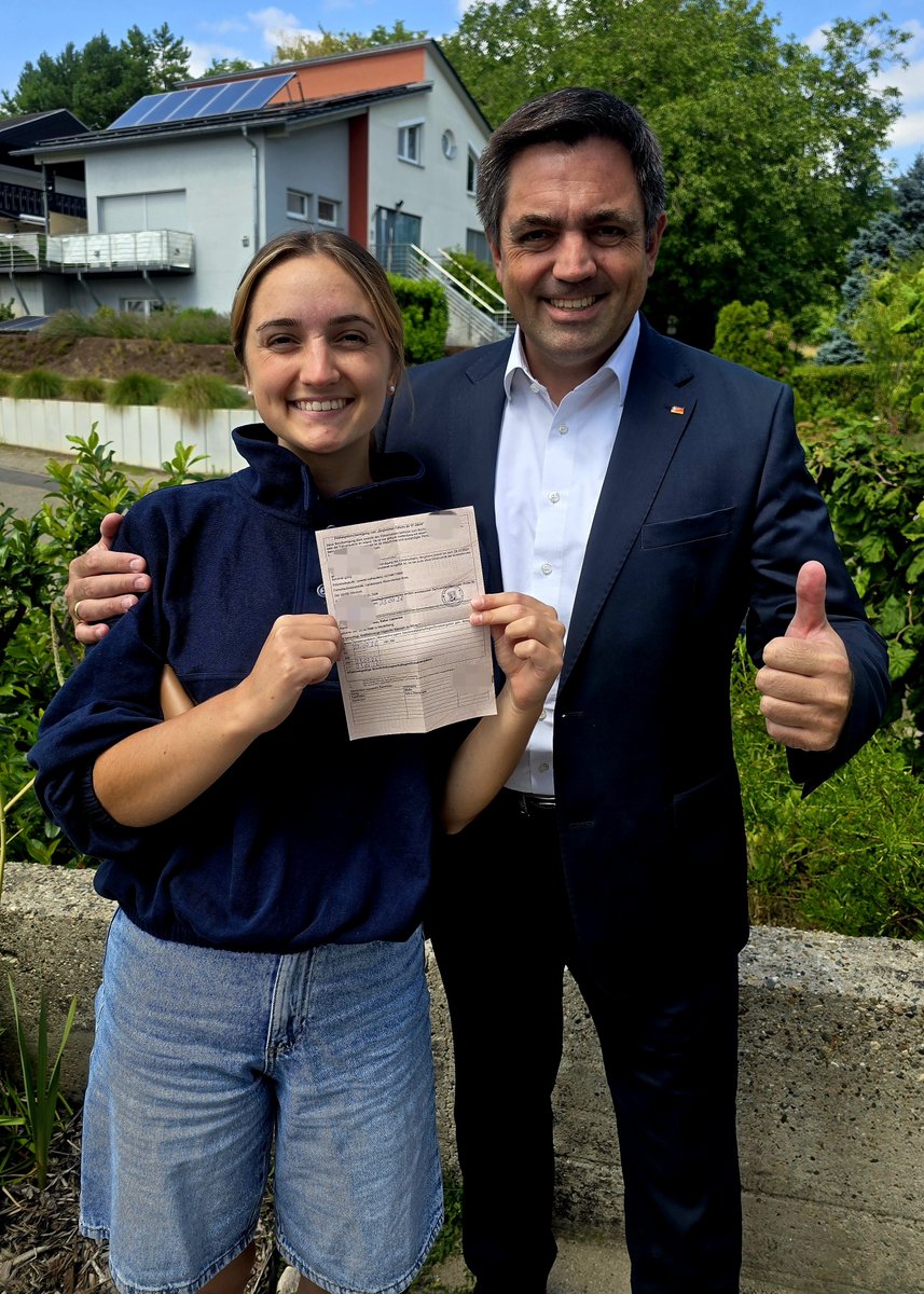 MalteKaufmann's tweet photo. Mein absolutes Highlight des Tages: Unsere jüngste Tochter Rahel hat heute ihre Führerscheinprüfung bestanden. Herzlichen Glückwunsch! 😃🥰
Damit gibt es jetzt 6 Autofahrer in der Familie Kaufmann. Wir lieben Autofahren! https://t.co/6WsrwCdNBv