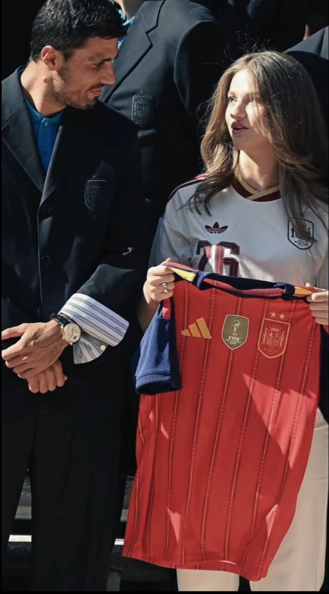 Blackpapillons's tweet photo. @Leonor_Asurias The Commander and the Princess https://t.co/cTP9tQmpEF