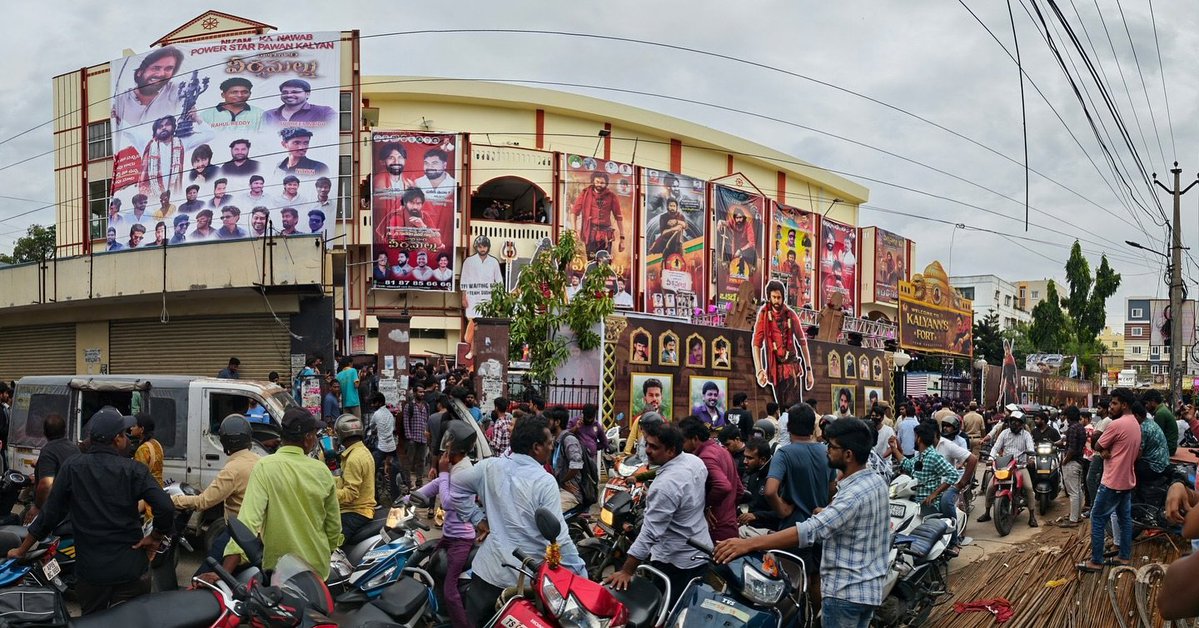 KukatpallyPKFC's tweet photo. Historic celebrations at Kukatpally! 🔥

For the first time in Hyderabad city, 7 massive cutouts were erected to celebrate this milestone. ❤️

A proud moment for every fan.
#OneYrForHHVM
#1YrForHariHaraVeeraMallu
#HariHaraVeeraMallu
@PawanKalyan https://t.co/jbOHQmo1cP