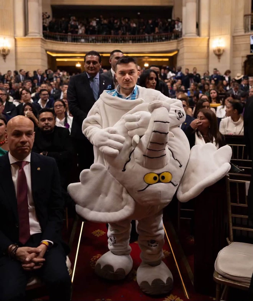 JUANCAELBROKY's tweet photo. 🚨 ¿Nació JP Hernández 2.0? Luis Carlos Rúa el "Elefante Blanco" llegó al Senado prometiendo independencia, cuidar los recursos públicos y control político, pero votó y termino respaldando que Abelardo De la Espriella se posesione en el Cauca, lo que valdría más de $300 millones. ¿Así defiende el erario?