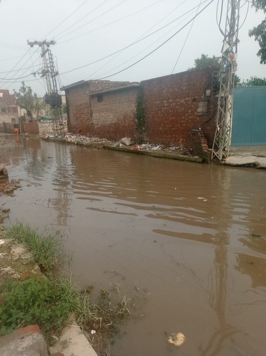 moiniqbal52's tweet photo. Pepsi Stop Harbanspura Lahore.
tasveeer din ki hai lekin abhi tk raat k is pehar b pani aese he khara hai.

pepsi stop Hrbanspura road Lahore.

@MaryamNSharif 
@lahore_wasa 
@DCLahore 

#LahoreRains https://t.co/noH8DriHnn