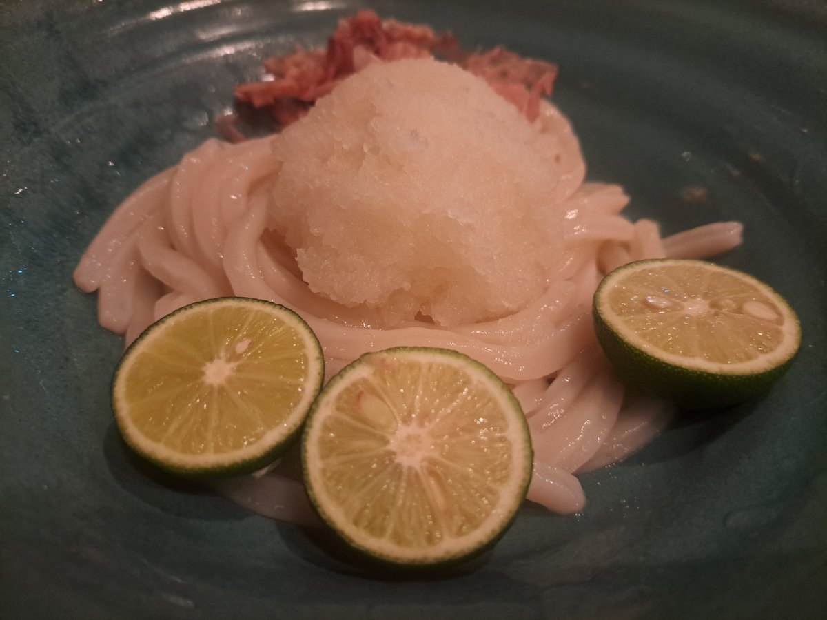 taorumaki's tweet photo. つーるとんたんでそーちゃん達が食べてたすだちうどん注文したらなんかイメージと違った すだちの薄切りがたくさん入ってなかったっけ？あれは期間限定だったのかな https://t.co/bExcbv6xr1