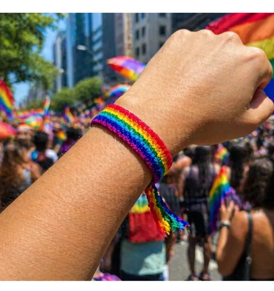 aligagaybr's tweet photo. 🛍️🌈 Vai pra alguma Parada LGBT+?

Leva o orgulho no pulso! Kit com 12 pulseiras arco-íris por apenas R$ 15,99 (antes R$ 19,99).

✨ Dá pra dividir com a galera ou até revender e fazer uma renda extra durante a Parada.

Link: https://t.co/aWUo6RPyRf

🚨 Tá com desconto! Garante o seu antes que o preço mude. 🏳️‍🌈💸