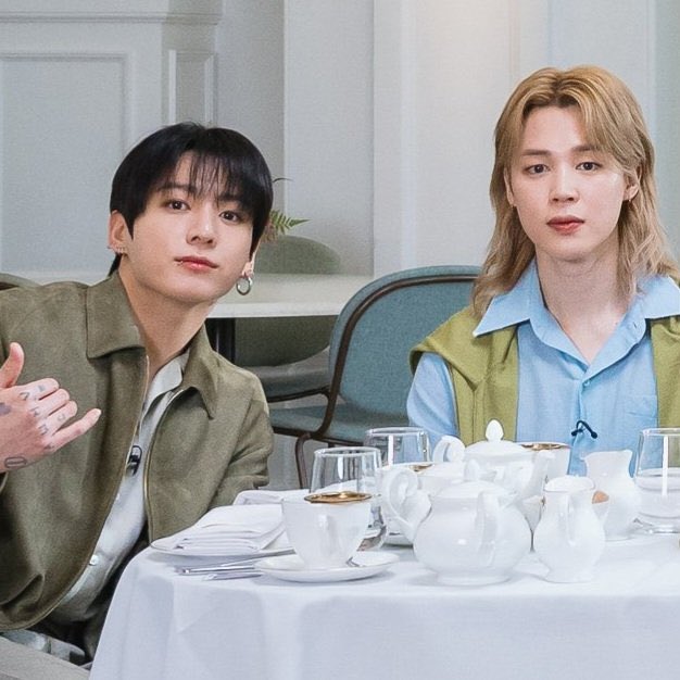 uoutroeu's tweet photo. jikook!au • love you 🤍🔒

Park Jimin e Jeon Jungkook deixaram um mal-entendido destruir um amor que parecia impossível de acabar.

Anos depois, os amigos que viram o início e o fim da história deles se casam, reunindo os dois outra vez. https://t.co/kdjLwszYJX