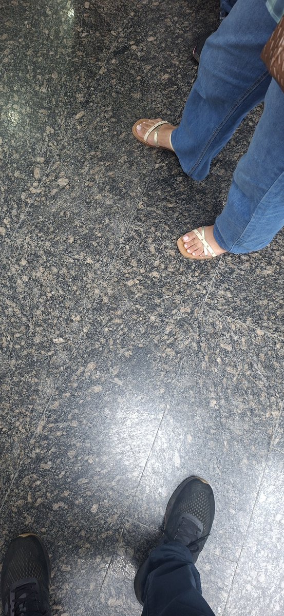 Matiash7777's tweet photo. #Pies lindos en el banco #feetfetısh #feet #voyeur https://t.co/lAXqQZyY7V