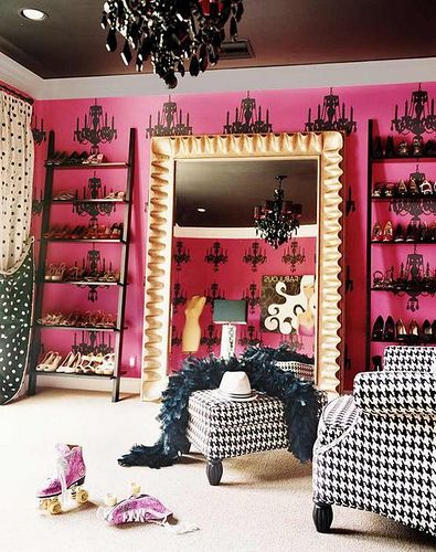 plasticdeadpetz's tweet photo. I wanted Mileys bedroom and closet so bad when i was younger. I remember asking my mom for the brown/ black/ blue room combo 😭 https://t.co/n2eY3fsOiD