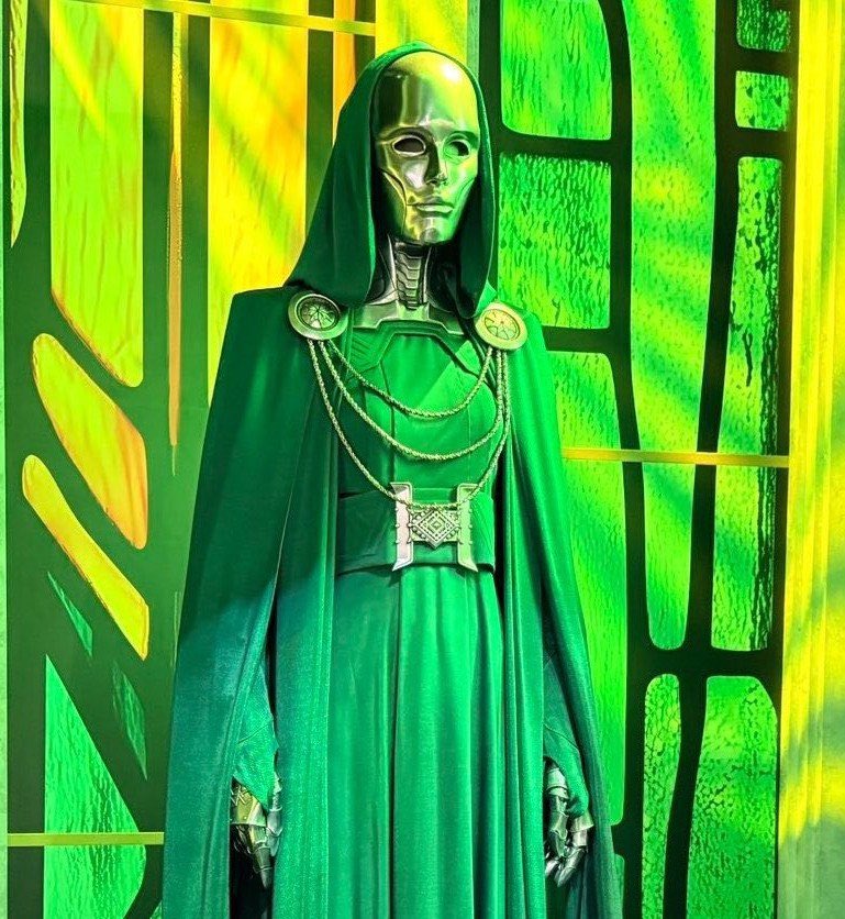 wandaslizzie's tweet photo. WHAT DO YOU MEAN THE LATVERIAN WITCH COSTUME ON DISPLAY CHANGED COLORS????? TURN IT SCARLET NOW!!!!!!!!!!! #AvengersDoomsday https://t.co/wSqBzZOzMe