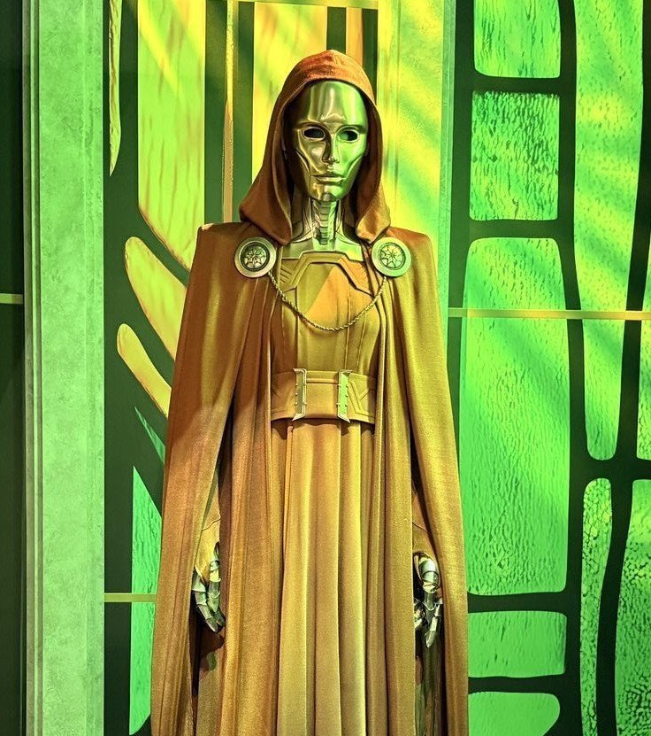 wandaslizzie's tweet photo. WHAT DO YOU MEAN THE LATVERIAN WITCH COSTUME ON DISPLAY CHANGED COLORS????? TURN IT SCARLET NOW!!!!!!!!!!! #AvengersDoomsday https://t.co/wSqBzZOzMe