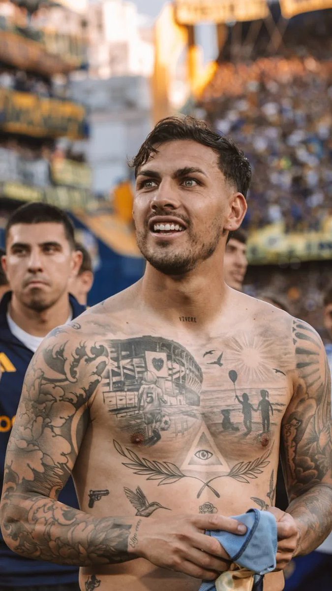 notmilipilii's tweet photo. paredes literalmente se tatuó la bombonera en el pecho y ustedes van y le hacen ese edit con esa camiseta horrible https://t.co/h232CqrAPM