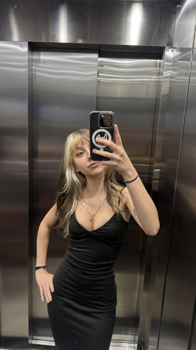 gicasdocorsa's tweet photo. Faz uma semana q eu comprei esse vestido e só comecei a gostar dele hoje chega https://t.co/nHmRWK6j8Y