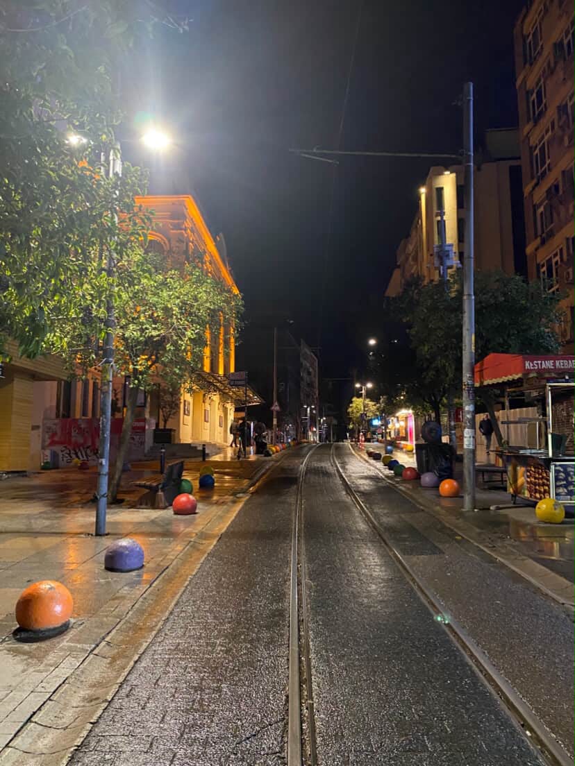 1miftahis's tweet photo. Her sessizlik anlatılamayan bir yük taşır. Hâlden anlamayan kalabalıkların arasında,  zorunluluktan kurulan ilişkilerin farkı daha da anlaşılır. Zamanla insan, boş konuşmaktansa kıymetli bir sessizliğin daha değerli olduğunu öğrenir. Yıllarca edilen sözlerden daha çok şey anlatır https://t.co/AkCNYedduW
