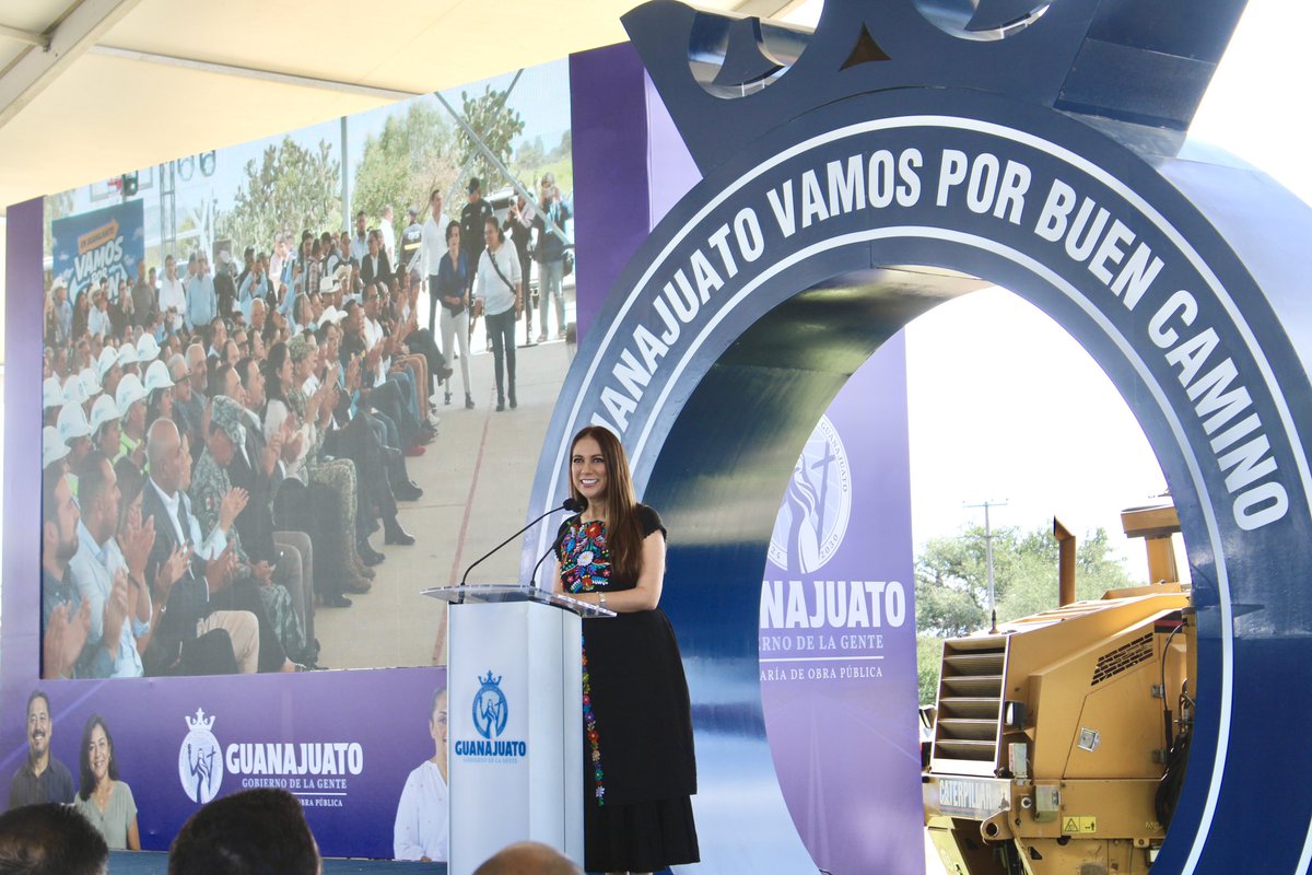 DiegoBarrosoMX's tweet photo. Las carreteras no solo conectan municipios; conectan oportunidades, impulsan la economía y brindan mayor seguridad a quienes las recorren todos los días.

Hoy acompañamos a nuestra gobernadora @LibiaDennise al arranque del Programa de Conservación Carretera 2026, una estrategia con una inversión histórica de más de 939 millones de pesos para mantener en las mejores condiciones nuestra red estatal de caminos.

Invertir en infraestructura es invertir en el presente y en el futuro de las familias guanajuatenses.

¡En #Guanajuato vamos por buen camino! 🚜🛣️💙