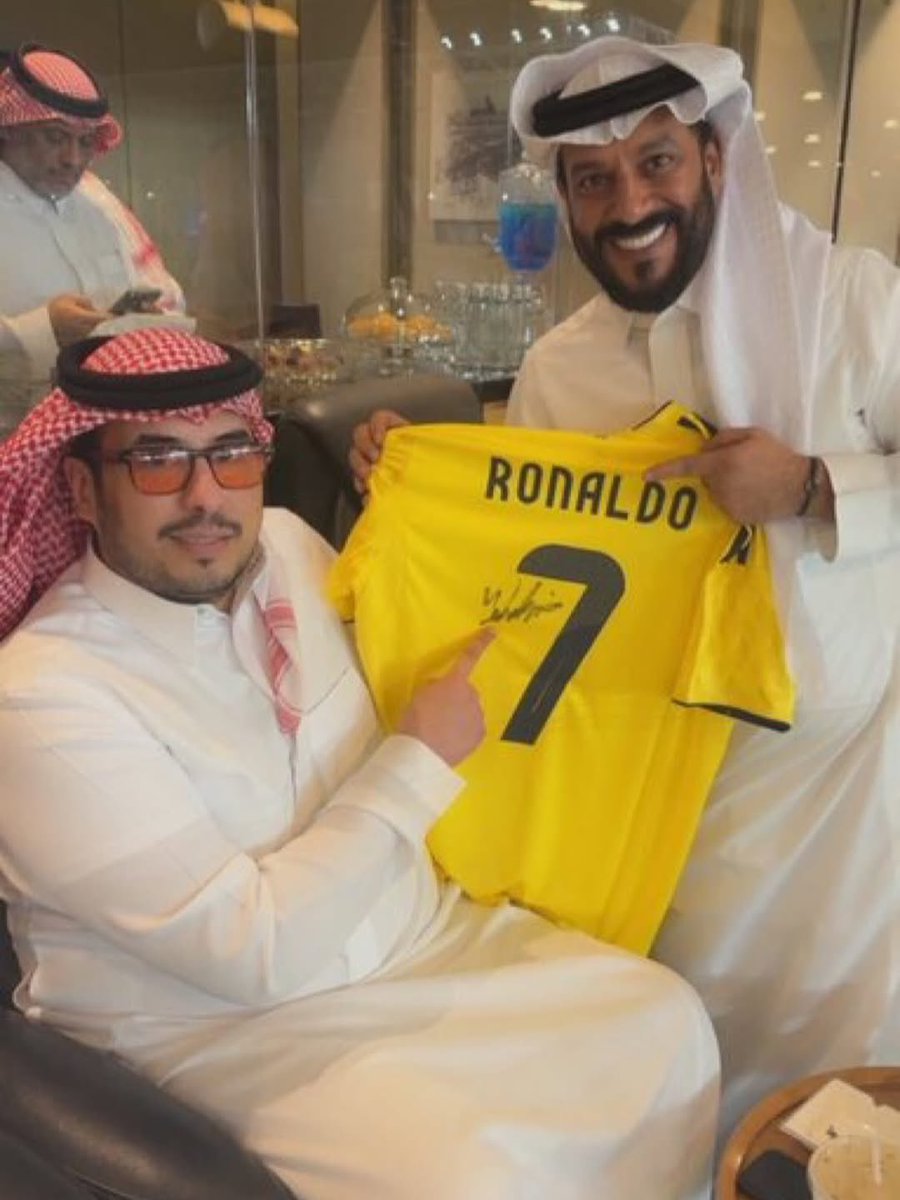 SmoSZz's tweet photo. تركي ليامن طاب ماهي غريبة ..
من منبعٍ للجود والعز شذيّة ..

فعوله البيض النقيّة العريبة..
نثبت مواقيفه وتشهد لهيّة ..

ساس المعالي وافياتٍ طليبة ..
من فوق نجمٍ في السما معتليّة ..

إليا ذكرنا الطيب نلقى نصيبة
واضح ومعروفٍ بكل النواحية ..

عسى حياته في سعد ما تغيبة ..
ويبقى لنا ذرا بكل قضيّة ..

#كلنا_مع_سمو_الخير1
#تركي_بن_سلمان_لاتخليني
#واحد