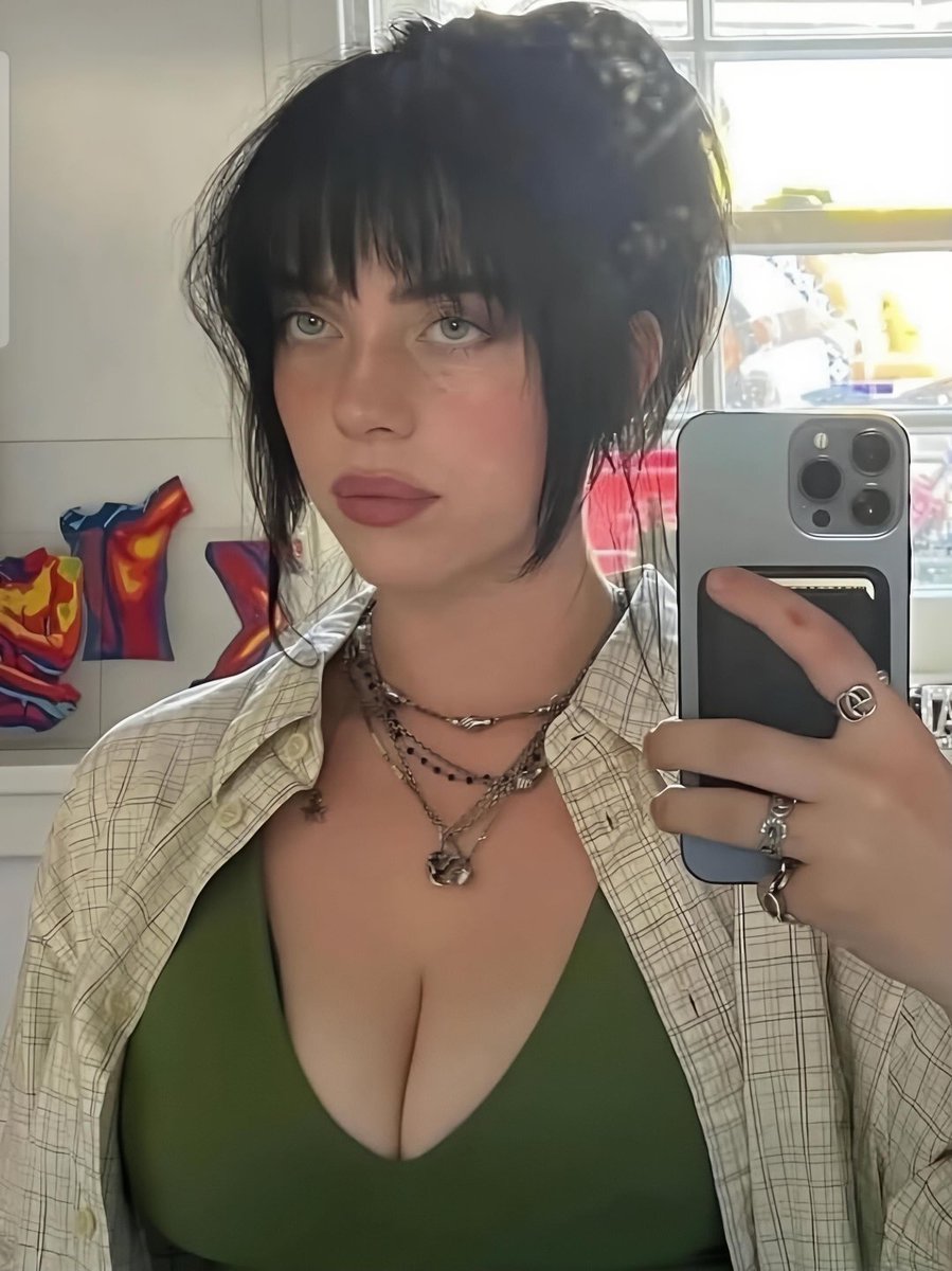 PulpFan2000's tweet photo. Billie Eilish is flawless https://t.co/Y6llh0xsLk