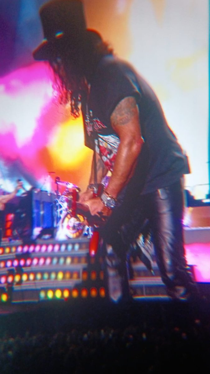 LILIANAAOA's tweet photo. Happy birthday 🎉🎉@slash https://t.co/zewQVHboyg