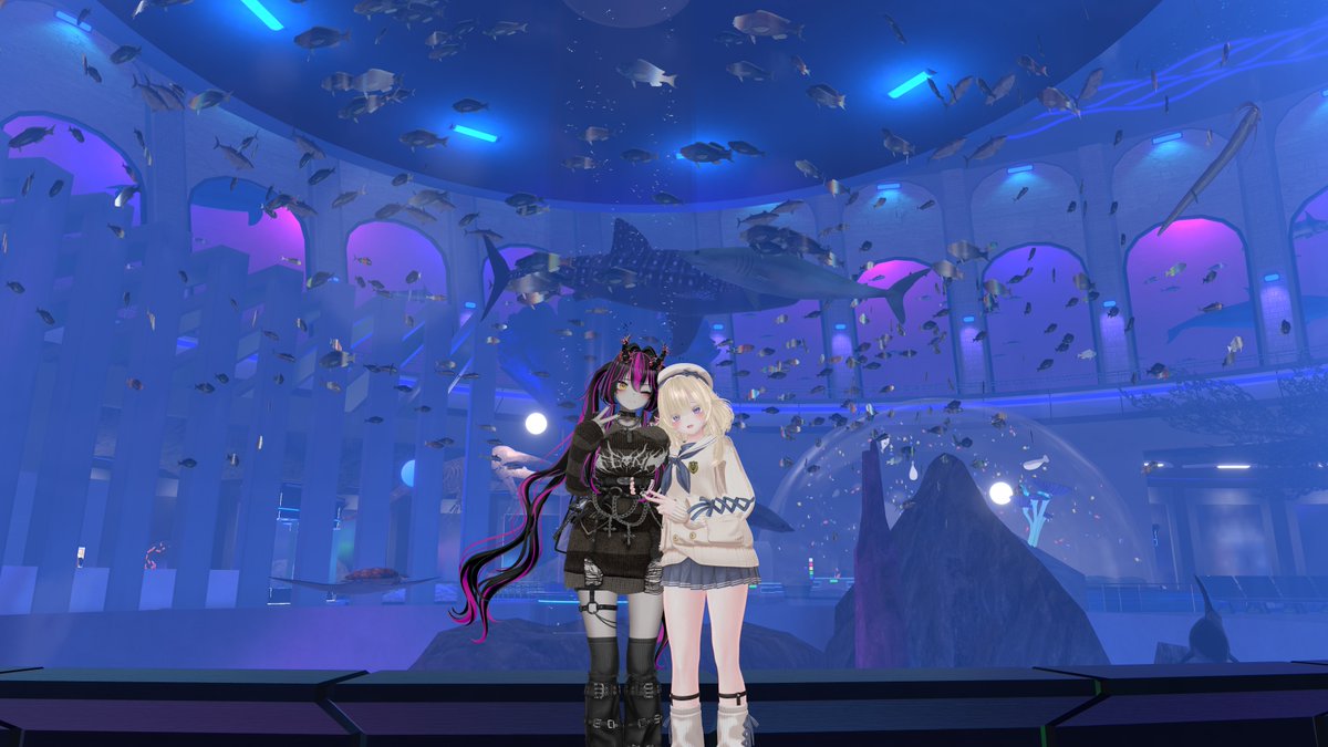 uyumanVRC's tweet photo. カラレさんとVketデート！🥰
綺麗な水族館だった〜〜
超デカカラレさんよかった...
#カラレンタル https://t.co/mTEBZK8vDZ