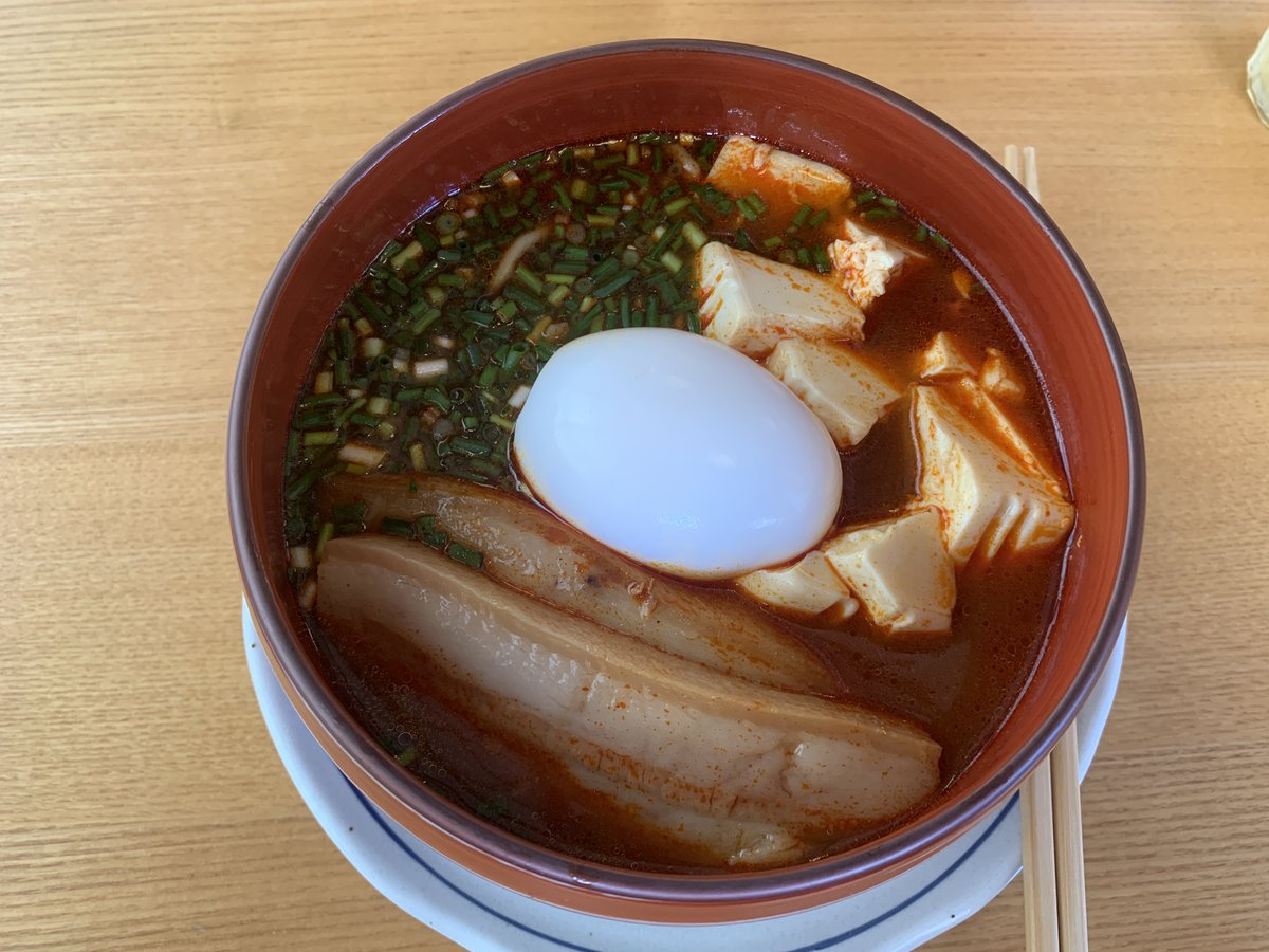 okinawasoba808's tweet photo. 暑いいいいいいい
沖縄ってこんなに暑かったっけ？
南風原町『#料理や旬』で夏にぴったりの「旬ドゥブ辛そば」をいただきました。
鰹出汁、貝出汁、島唐辛子に、豆腐、煮卵、麺を合わせたスンドゥブチゲ的沖縄そばアレンジ！
汗が止まらないが、不思議な爽快感。
しっかり辛くて、しっかり旨い🔥 https://t.co/R89PAE0htM