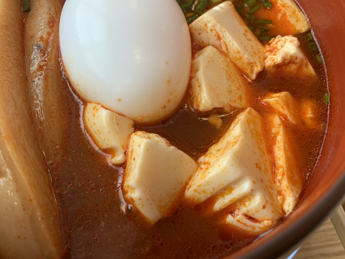 okinawasoba808's tweet photo. 暑いいいいいいい
沖縄ってこんなに暑かったっけ？
南風原町『#料理や旬』で夏にぴったりの「旬ドゥブ辛そば」をいただきました。
鰹出汁、貝出汁、島唐辛子に、豆腐、煮卵、麺を合わせたスンドゥブチゲ的沖縄そばアレンジ！
汗が止まらないが、不思議な爽快感。
しっかり辛くて、しっかり旨い🔥 https://t.co/R89PAE0htM