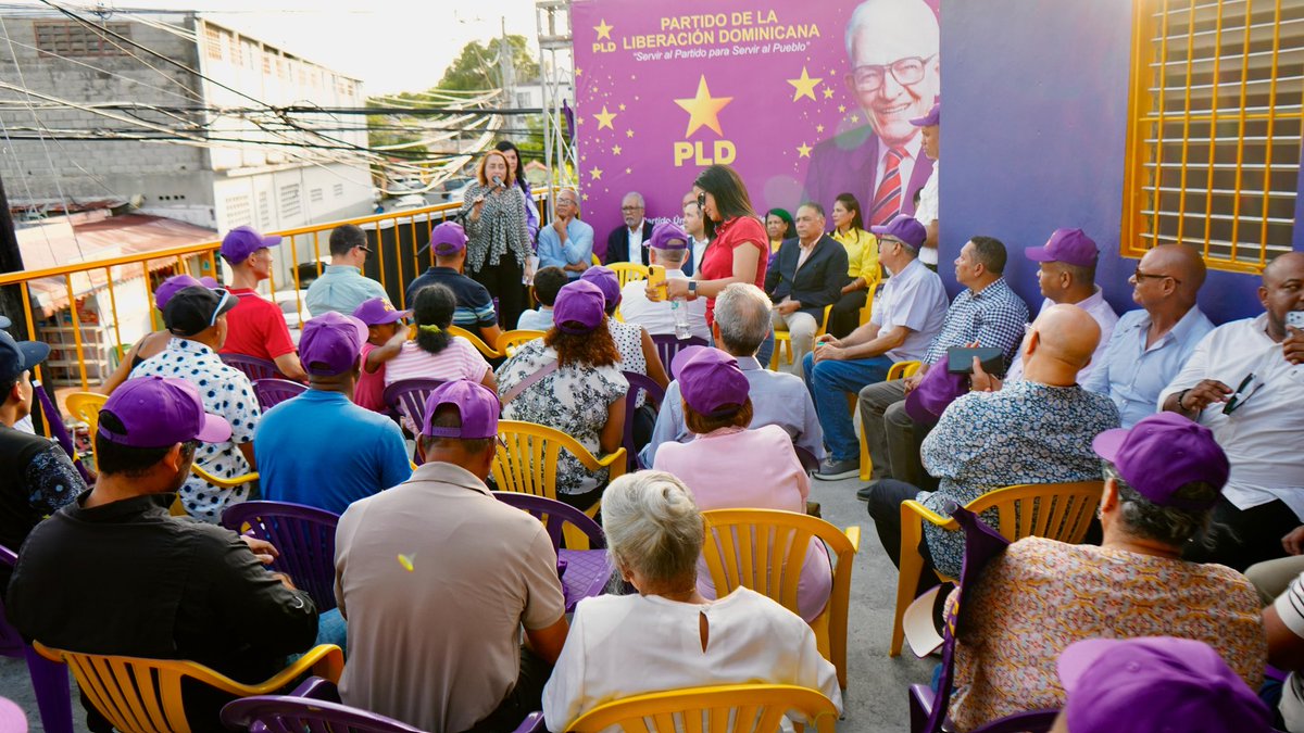 DIGICOMPLD's tweet photo. 📍 Manganagua

“Quisieron hundirnos, pero con nosotros, con los líderes que dejó el profesor Juan Bosch, no van a poder”.

La miembro del Comité Central y coordinadora de los CI 24 de Abril, Jacqueline Ortiz, llamó a la militancia a fortalecer la organización con trabajo y unidad, recordando que “el PLD es de todos” y exhortando a redoblar los esfuerzos de cara a los retos del partido. 💜

#LocalesPLD⭐️