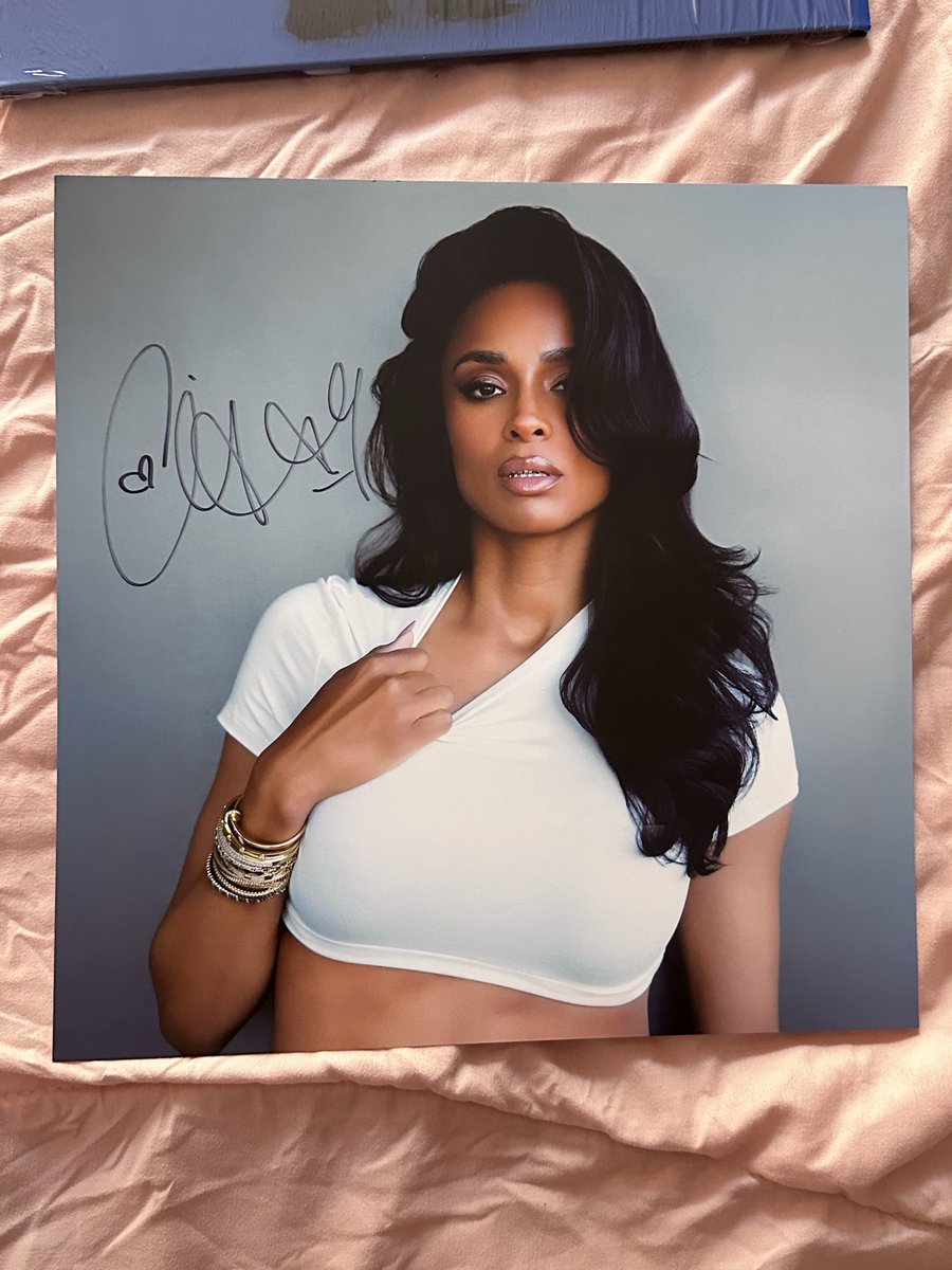 Diegofi3rce's tweet photo. #CiCi #Ciara #CiCiDeluxe #RandB love it!! 💙🖤💙 https://t.co/HWQhrYZy3w