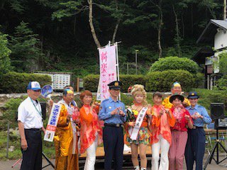 IWATE_ankyo's tweet photo. 7/20(月)、岩泉町「龍泉洞」にて、岩泉警察署と下北地区交通安全協会の共催による交通安全啓発イベントを開催しました❗️

歌手「神楽こはく」様をお招きし、一日警察署長を委嘱した後、交通安全替歌等🎤🎶をご披露いただきました✨

#交通安全 https://t.co/eGoHenXDmK