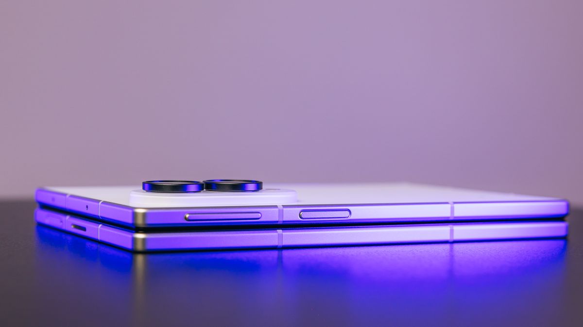CNET's tweet photo. Commentary: Samsung is laying down the blueprint to give Apple the fight of its life. https://t.co/CVDtOs7MSd https://t.co/19jUoUjvAR