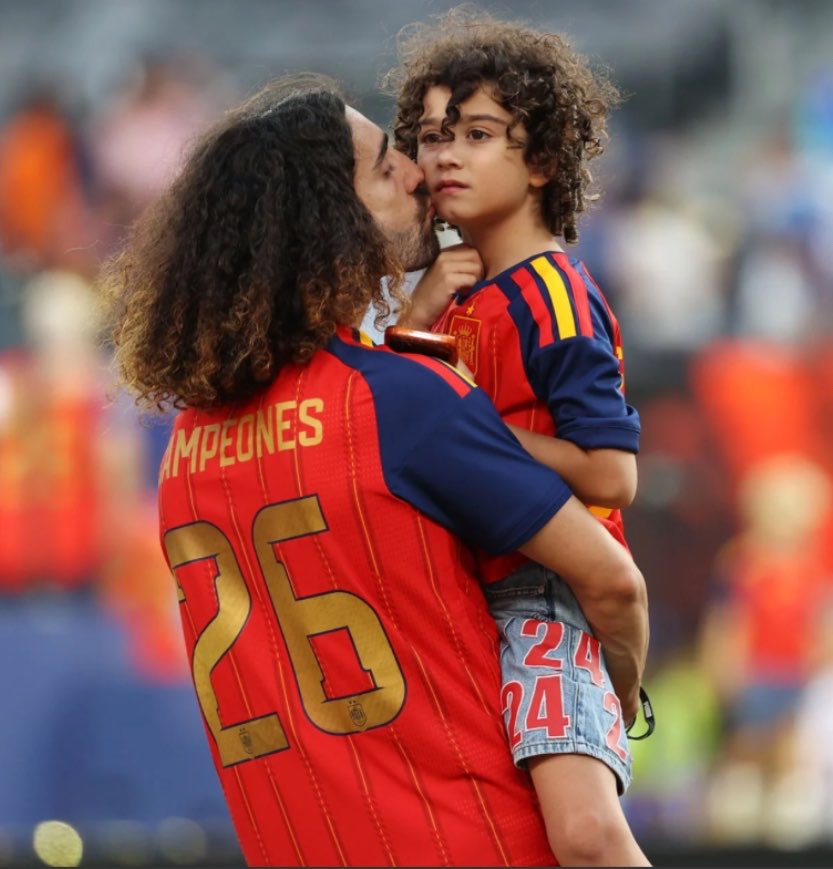 enf_intensiva's tweet photo. O Cucurella falou que deixa o cabelo grande e   bagunçado para que seu filho autista possa reconhecê-lo em campo ❤️❤️❤️❤️😢😢😢😢 https://t.co/gMJ7kciBec
