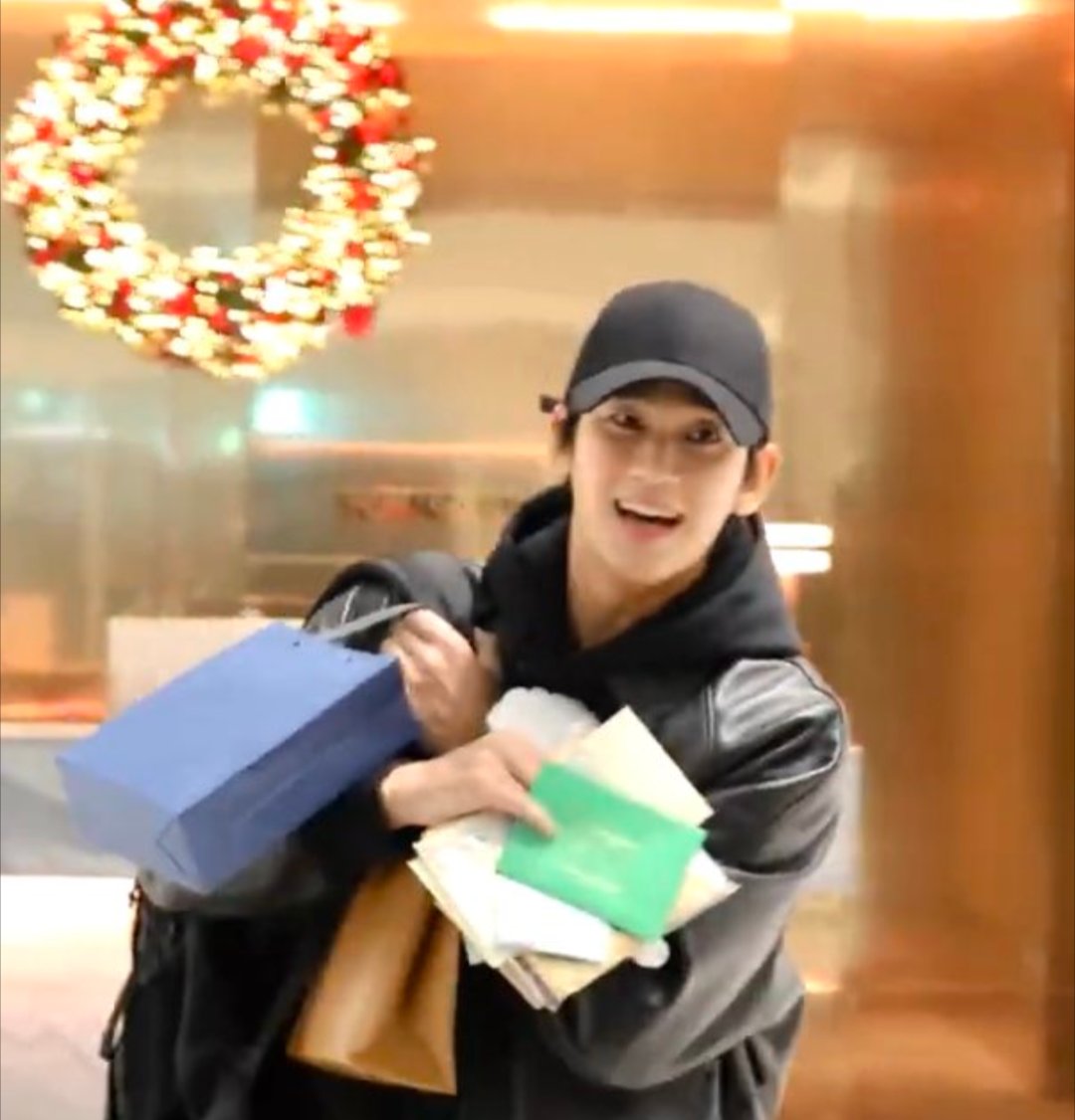 mango201305's tweet photo. 19 years. Countless masterpieces. One and only #KimSoohyun. 
Happy Debut Anniversary
東京の空から愛とエールを送ります✨️🫶🍀
#キムスヒョン
#きっとこんな状態だね笑 https://t.co/s0QoyO0Skd