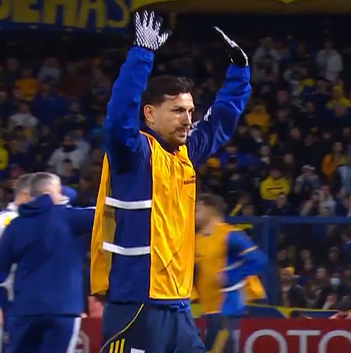 la12tuittera's tweet photo. 👋Hola Lea! 

👏OVACIÓN en #LaBombonera para recibir al CAMPEÓN DEL MUNDO LEANDRO DANIEL PAREDES. 💙💛💙 https://t.co/aotKQpKqb1