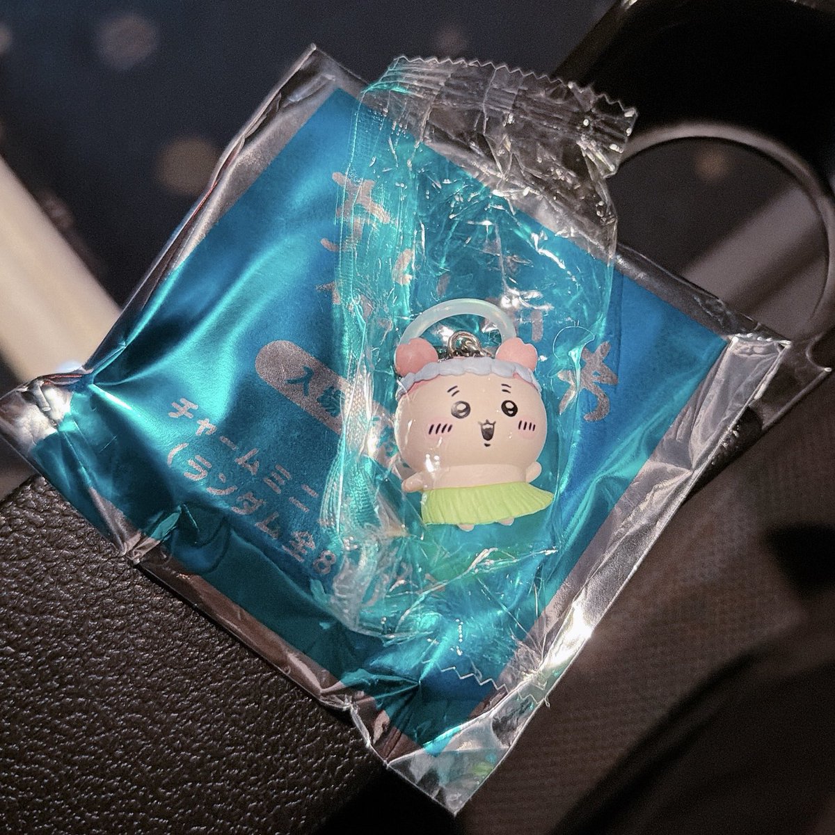 Intermezzo_45's tweet photo. 交換　ちいかわ　映画　入場特典　第一弾　チャームミニフィギュア

【譲】古本屋（カニちゃん）

【求】ハチワレ

現在、橋本駅のMOVIX橋本付近におります。トラブル防止のため手渡し交換希望です。後日の交換でも構いません。
検索よりお気軽にお越しください！よろしくお願いいたします！ https://t.co/4aK75HCJ3z