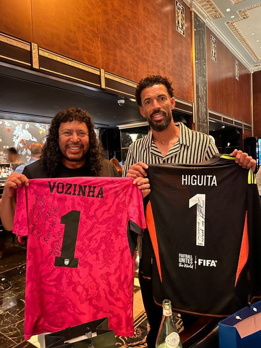 bksportsaccount's tweet photo. Two legends one photo. https://t.co/IfIBqNFx0L