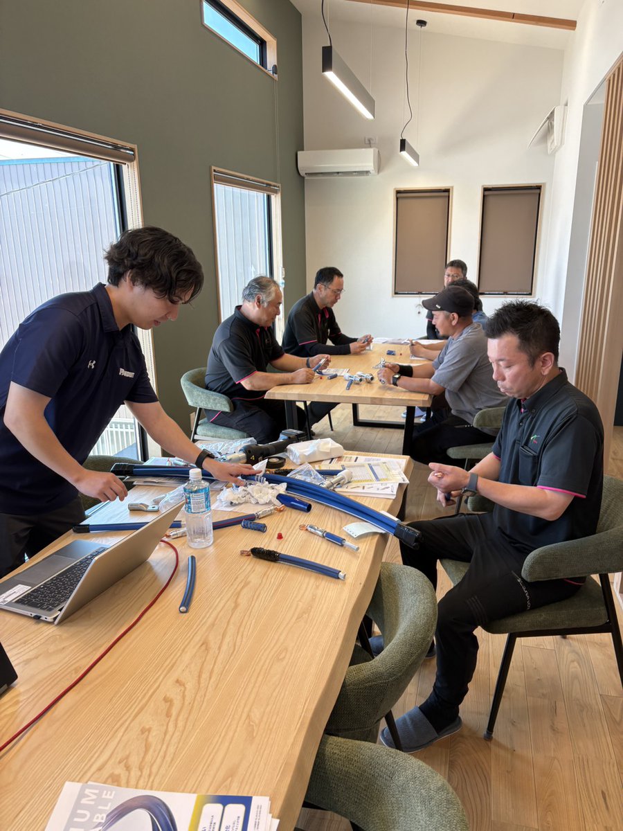 trust_pv's tweet photo. おはようございます🌞
本日もよろしくお願いします🙇

【アルミケーブル施工研修】

住電さんとPANDUITさんに来てもらって、アルミケーブルの施工研修をしてもらいました。
銅線よりかなり安くて軽くてとてもいいですね！

#アルミケーブル　#ALCVT https://t.co/kVlX0u4JQ9