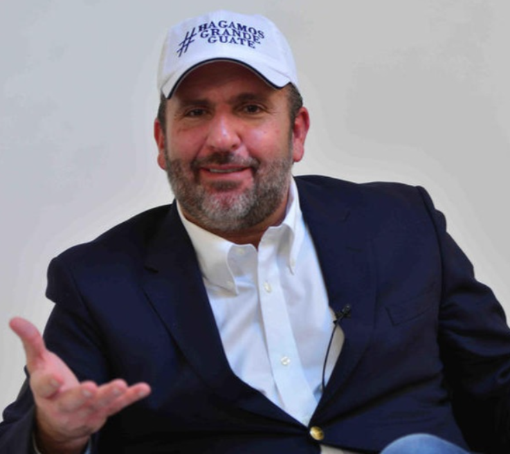 RomaNatasha1989's tweet photo. Tic, tac... tic, tac: Roberto Arzú está en EEUU y, ¿a que no adivinan? Mañana se reunirá con dos senadores cercanos a Trump.

Una de las peticiones que le hicieron fue entregar una lista de personas vinculadas al narcotráfico. Y, ¿a que no adivinan...?

Arzú piensa incluir a algunos enemigos de su propio partido, Cabal. ¿Adivinen quién es?

Aguirre, mi amor lindo, este viajecito te puede salir muy caro...  @luisaguirre1010 @robertoarzugg