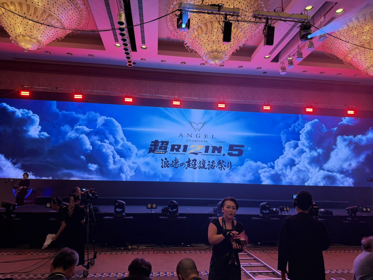 rizin_knt's tweet photo. 会見やってたヒルトン東京お台場の大型LEDビジョンの迫力やばかったな

ビジョンだけじゃなくて音響とか照明の演出もすごかったしこん中でライブとかできそうなくらい凄かった笑

それと同時に借りるのには相当なお金がかかりそう💸 https://t.co/m59I6jvoVK