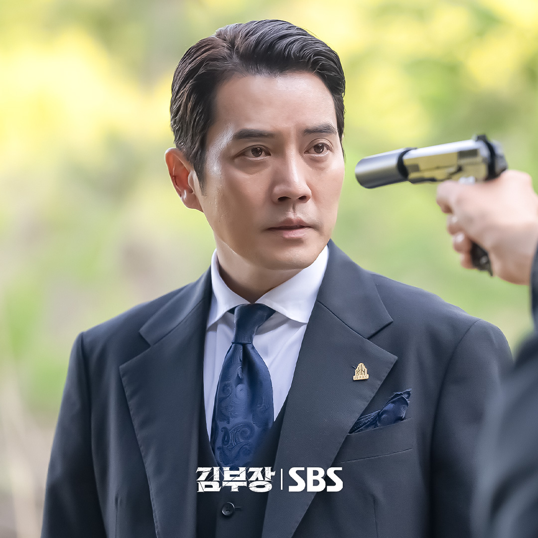 SBSNOW's tweet photo. 결국 서로에게 총을 꺼내든 아빠들?!
이 지독한 악연은 어떻게 마무리될까,,🥹

SBS 금토드라마 <김부장>
☞ [금] 밤 9시 50분 · [토] 밤 9시 45분 

#SBS금토드라마 #김부장
#AgentKimReactivated
#소지섭 #최대훈 #윤경호 https://t.co/BjGlDxpAsK