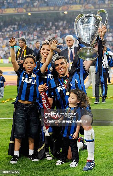 injurytime83's tweet photo. IMO, penampilan terbaik Lúcio ada di Inter Milan era José Mourinho.

Ia bukan cuma tembok di lini belakang, tapi juga senjata tambahan saat menyerang. Duel udara kuat, tekel bersih, dan berani membawa bola dari area sendiri hingga sepertiga akhir lawan, sesuatu yang sangat jarang dilakukan bek tengah pada masanya.

Puncaknya tentu musim Treble 2009/10. Salah satu bek tengah paling komplet yang pernah saya saksikan.

Setuju, atau menurut kalian Lúcio versi Bayer Leverkusen atau Bayern München justru lebih hebat?