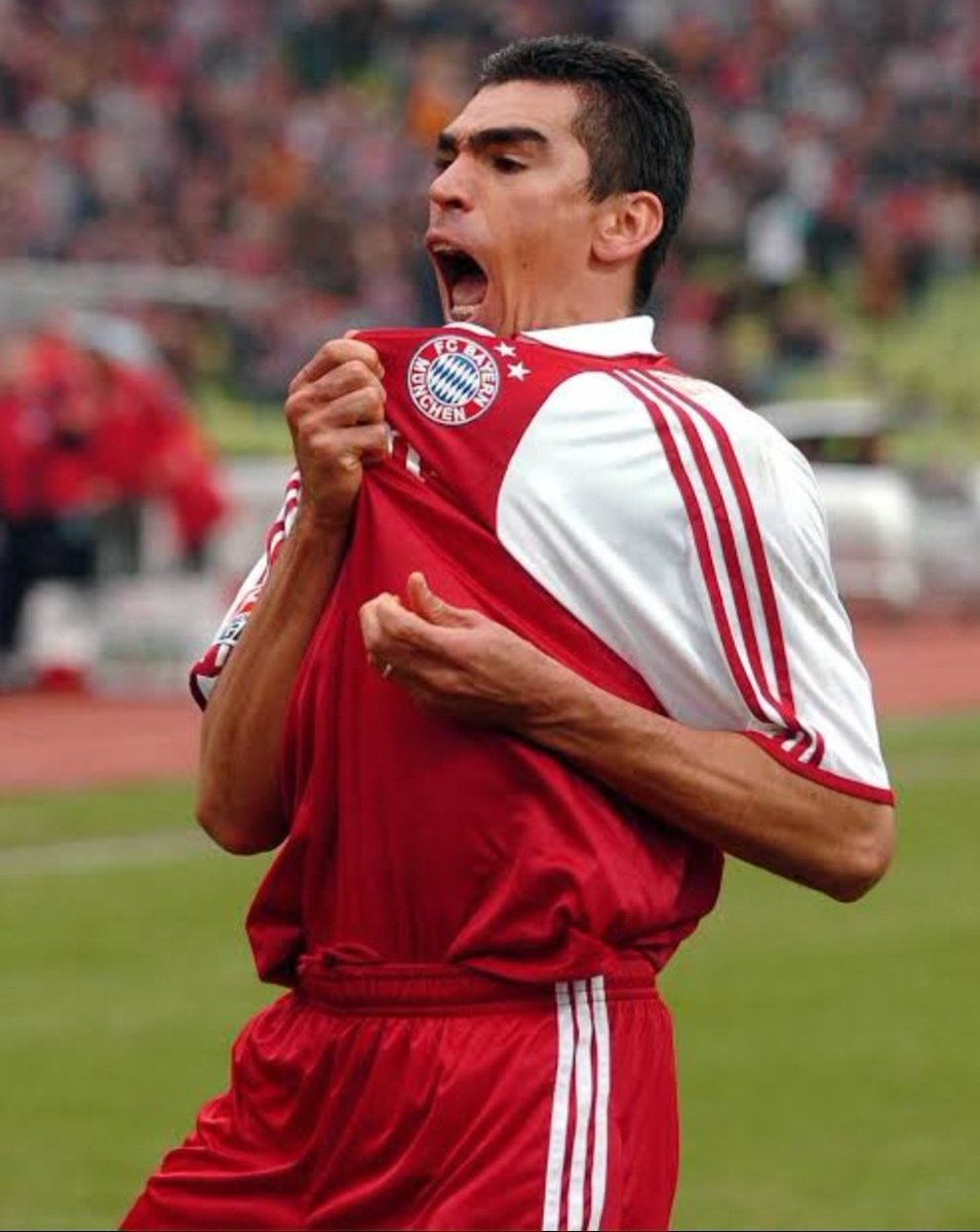 injurytime83's tweet photo. IMO, penampilan terbaik Lúcio ada di Inter Milan era José Mourinho.

Ia bukan cuma tembok di lini belakang, tapi juga senjata tambahan saat menyerang. Duel udara kuat, tekel bersih, dan berani membawa bola dari area sendiri hingga sepertiga akhir lawan, sesuatu yang sangat jarang dilakukan bek tengah pada masanya.

Puncaknya tentu musim Treble 2009/10. Salah satu bek tengah paling komplet yang pernah saya saksikan.

Setuju, atau menurut kalian Lúcio versi Bayer Leverkusen atau Bayern München justru lebih hebat?
