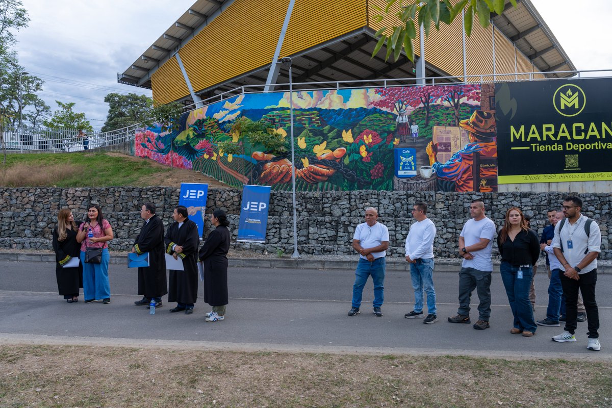 JEP_Colombia's tweet photo. Este 22 de julio, en Ibagué, la JEP hizo entrega de un mural construido conjuntamente por víctimas y comparecientes del Comando Conjunto Central de las extintas Farc-EP. La obra, inaugurada en el Parque Deportivo, es un símbolo de memoria, reparación y no repetición. https://t.co/NRzysobmMn