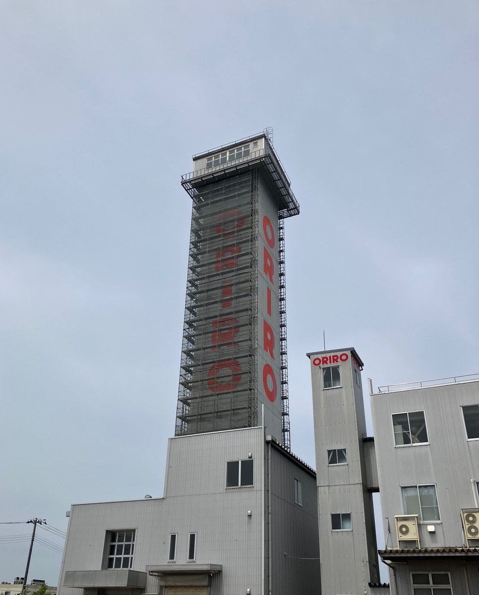 ORIRO38147744's tweet photo. 新潟工場(燕市)
緩降機試験棟の「オリロータワー」竣工22年目のお色直しが完了しました。
避難器具に課せられた「安心・安全」のシンボルタワーとして、今日も製造して参ります。
#消防 #防災 #予防 #消火 #警報 #避難
#新潟 #燕三条 #燕 #工場の祭典
#消防設備 #避難器具 #オリロー #ORIRO https://t.co/FE0TyRXDow