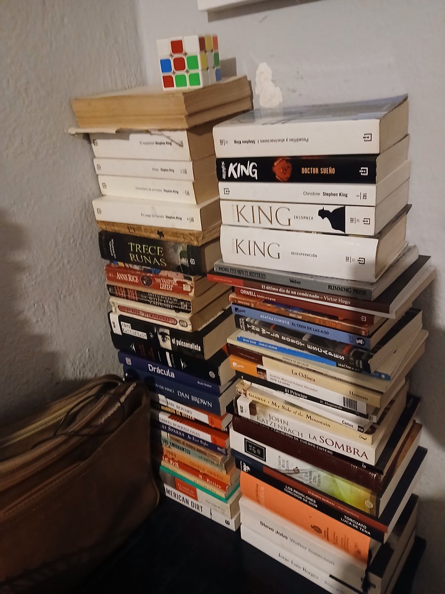 Beto7_07's tweet photo. Un rincóncito 📚📚📚
#libros #book https://t.co/jKGwyzvNHi