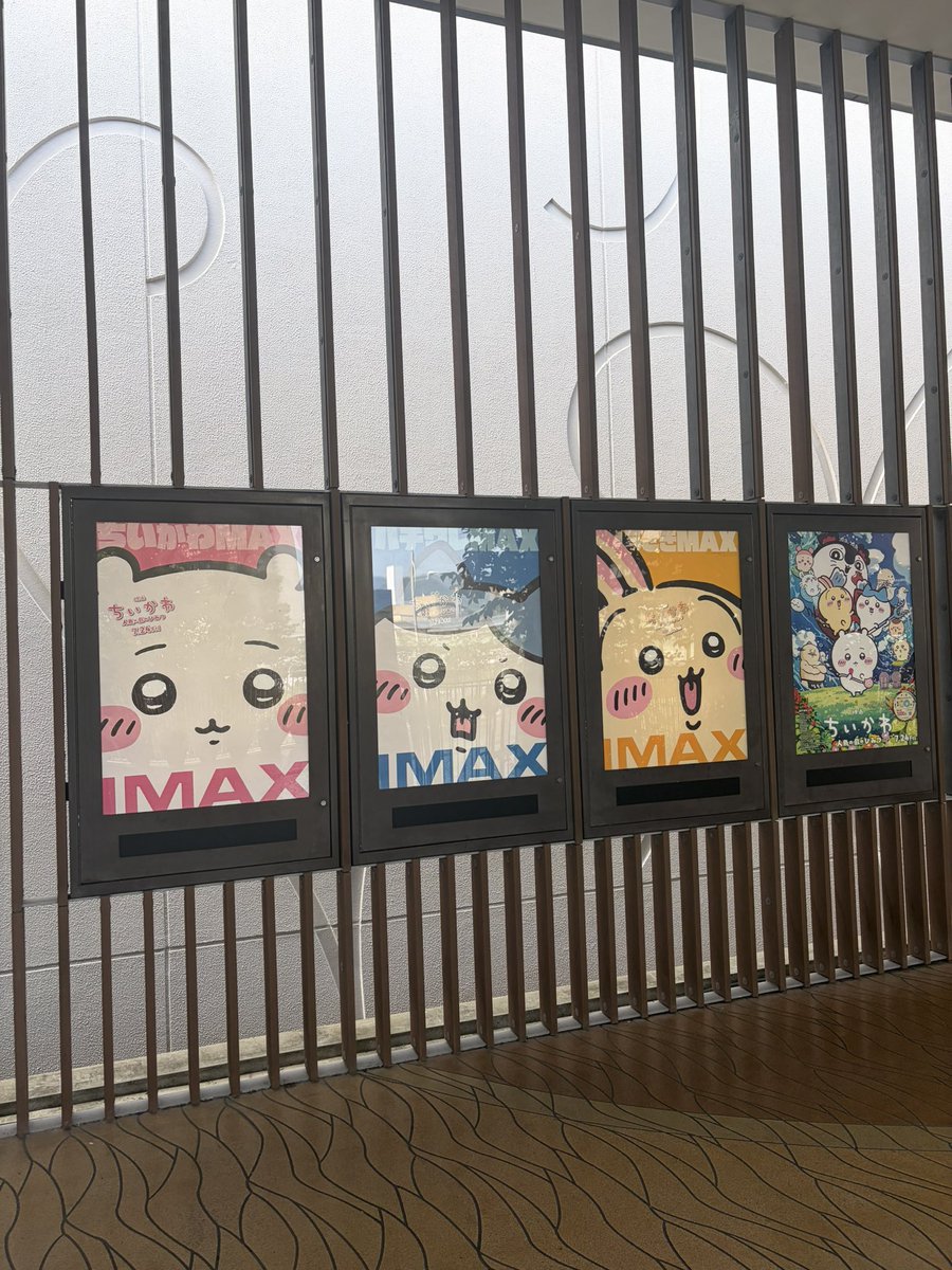 youuuui55's tweet photo. 5時起きで6時から並んできたよ❣️ポップコーンボックス目当てだったけどグッズも欲しくなり グッズ→ポップコーンで買えた🥹♡♡旦那にも朝からつきそってもらった🙏ボックスは保管用で2個買い🥰 映画は仕事して夕方から観るよ👀✨ めじるし残ってるかなー！？！
#ちいかわ  #映画 https://t.co/UfLqdjx8kE
