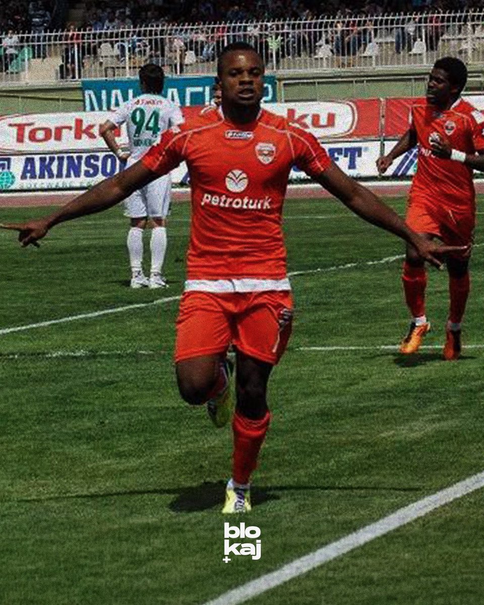 blokajplus's tweet photo. 🇨🇲 bizden olanlaR "Serges Flavier Mbilla Etame"

Türkiye kariyerine 2008 yılında Adanasporda başladı. Adanaspor taraftarı yıllar sonra bile hala dilinden düşürmeyeceği Mbilla ile o sezon tanışmıştı. Güçlü fiziği, atletikliği ile dikkat çekiyordu 2008-2013 yılları arasında 1.Lig stoperlerinin başının belası olmuştu. Sırtı dönük bir şekilde oynayan Mbilla ani patlama becerisiyle defansın yanından rüzgar gibi geçerek hep golle buluşuyordu. Adanaspor forması giydiği 5 sezonda 60 gol attı 2 play off oynadı birinde finalden döndü ama hiç kupası olmadı. 

" Adanaspor taraftarı ondan sonra gelen her santraforunu onunla kıyasladı"

Kısa bir süre Azerbaycan takımı Khazar Lenkaranda oynadıktan sonra 1.Ligdeki Samsunspor'a transfer oldu. Klasik tarzıyla Mbilla 1.Ligde kabus oldu Samsunsporu play off finaline taşıdı ancak yine olmadı. 34 maçta 15 gol atarak sezonu kapattı.

Alt ligdeki mükemmel oyunu dikkat çekti o zamanın Süper Lig ekibi Antalyaspor Mbilla ile anlaştı. Mbilla idolü olan Samuel Eto'o ile aynı takımda forma giyecekti. 

Eto'nun Antalyaspor'da olması oyun tarzını değiştirecekti Santrafor mevkiinde oynayan Mbilla bu takımda kanat olarak sezonu geçirdi 10 gol atan Mbilla sezon içinde sakatlık problemleriyle de uğraştı.

"Antalyaspor'da 2 Sezon ve sakatlıklar"

Sakatlık problemi ve Antalyasporun mali yapısının bozulması ona farklı bir kapı açtı. Süper Lig'in yeni ekibi Alanyaspor Mbilla ile anlaştı.

Alanyaspor'da geçirdiği 2 sezonu da kötü geçirmişti sakatlık peşini bırakmadı futboldan uzaklaştı son sezon hiç süre almadı.

"Herkes bir gün evine döner"

Tam bitti derken Adanaspor'dan teklif geldi evine döndü taraftarlar çıktığı ilk maçta stadyumu doldurdu Mbillayı alkışladı o da taraftarın bu jestini golle taçlandırdı.

Türkiyeden Mbilla Geçti!