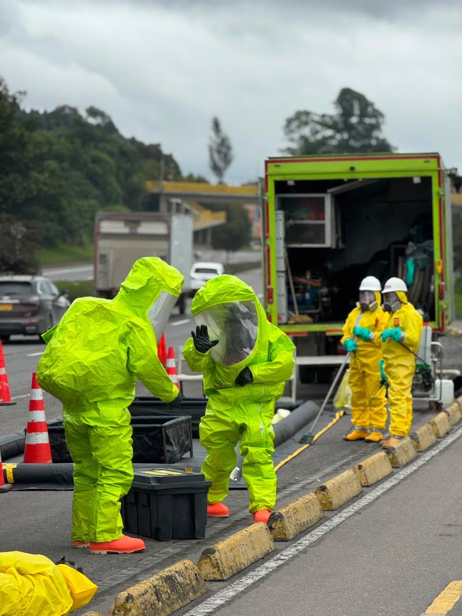 RiesgosCundi's tweet photo. Un incidente con materiales peligrosos puso a prueba la capacidad de respuesta en #Cajicá... como parte de un simulacro. El ejercicio, liderado por el Comité de Ayuda Mutua (CAM), permitió evaluar la coordinación entre empresas, cuerpos operativos y Sistema de Gestión del Riesgo https://t.co/e8Qdq3nnSp