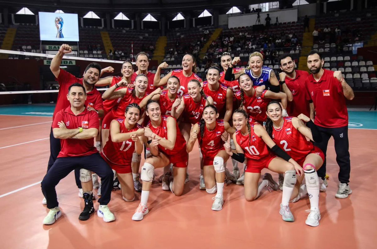 TeamChile_COCH's tweet photo. ¡SEGUNDO TRIUNFOO! 💪😎

El Team Chile 🇨🇱 de Vóleibol Femenino 🏐 logró su segunda victoria seguida en la Copa Sudamericana 🇵🇪, tras vencer a Bolivia 🇧🇴 por 3-0 (25-18/25-14/25-22).

Con el triunfo, Chile aseguró su pase a las semis y clasificó al Sudamericano de Río 🇧🇷.

#VamosTeamChile 🇨🇱