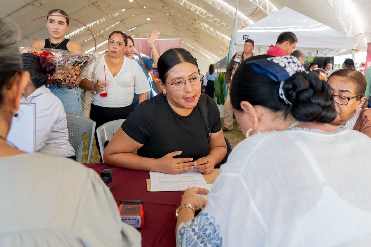 SETabasco's tweet photo. En el marco de las Jornadas de Atención al Pueblo en Territorio, impulsadas por el gobernador @TabascoJavier, la secretaria de Educación de Tabasco, Patricia Iparrea, brindó atención a la comunidad escolar en la ranchería Independencia 1ra. Sección, municipio de Comalcalco. https://t.co/ZEJnu0MDJH