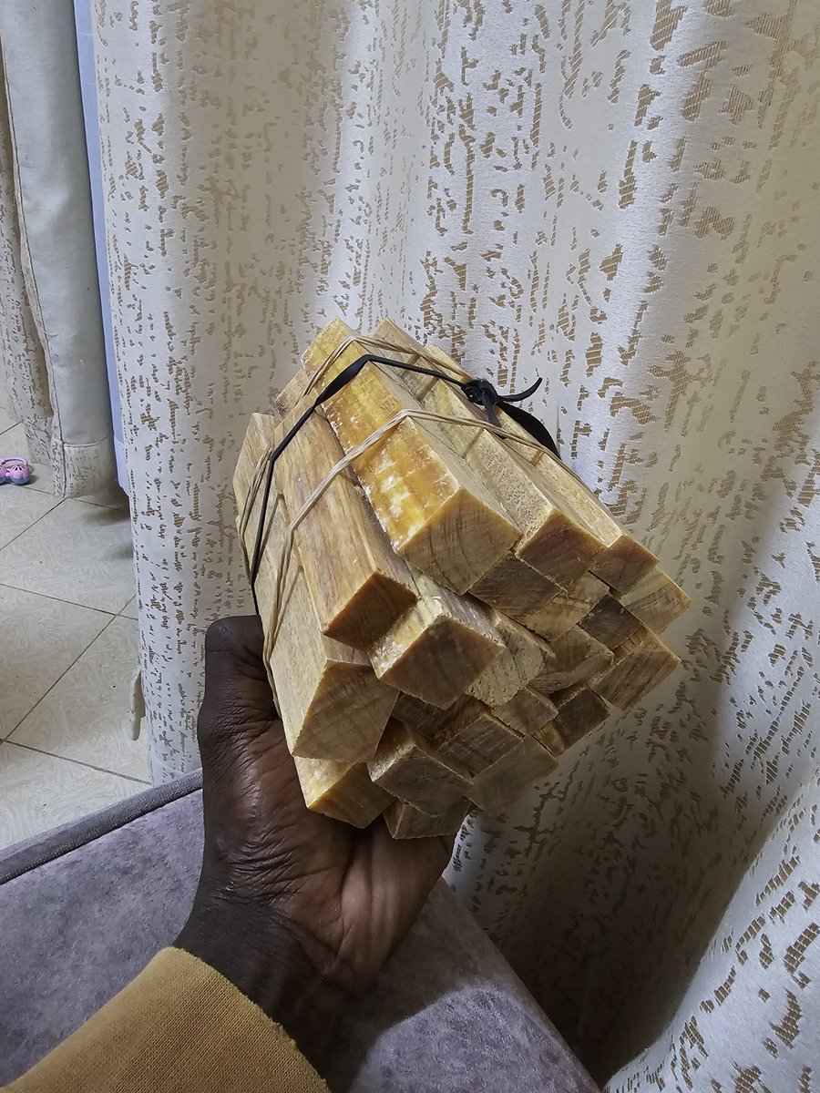 abuyamasta's tweet photo. Izi ni zile vijiti za kuwakisha jiko, somebody delivered to me today. Izi zote ni 220 shillings only. https://t.co/UKlkZcHVG0