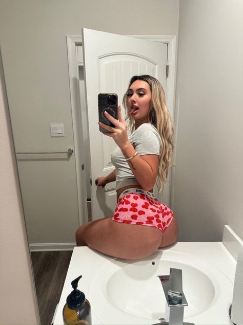 Barbee096's tweet photo. Can we dm yoouu ? 
We’re soo bored rnn!🤫💕 https://t.co/R7SuBtSYQn