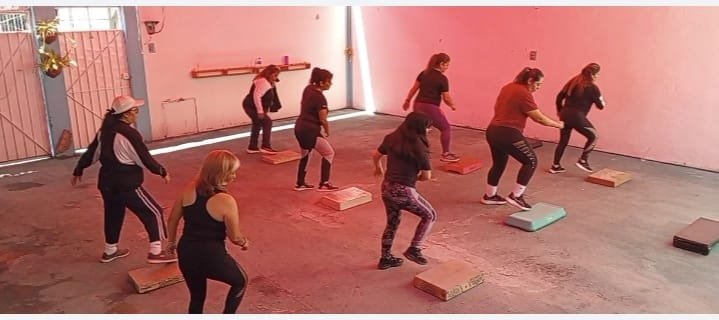 sbrsusana's tweet photo. En San José de los Leones, Naucalpan de Juárez, Edo de Méx se enciende el #SemáforoDeportivo de la @FAHHdeporte a cargo de la Profa. Beatriz Vega, voluntaria de la activación física y deporte, con #ActivaciónRítmica con step coreográfico que sirve para tonificar piernas y glúteos https://t.co/zWqjWdxmNm