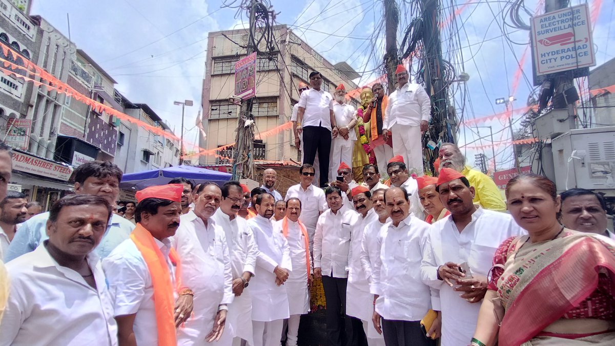 DrNGouthamRao's tweet photo. Paid floral tributes to the statue of Lokmanya Bal Gangadhar Tilak Ji on the occasion of his birth anniversary at Begum Bazaar, Hyderabad.
#LokmanyaTilak #TilakJayanti #BegumBazaar https://t.co/ybJaO3ztBO