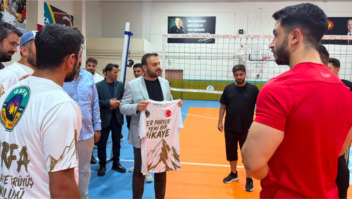 mbagmanci63's tweet photo. İl Başkan Yardımcımız Hüseyin Yıldırım, Gençlik Kolları Başkanımız Mehmet Doğan Salar ve Yönetim Kurulu Üyemiz Dilber Dusak ile birlikte; Urfa Doğa Yürüyüşü Kulübü’nün nazik daveti üzerine düzenlenen voleybol etkinliğine katıldık.

Sporcularımıza tatlı ikramında bulunarak, Kulüp Başkanı Sn. Abdulkadir Aslan ve kıymetli üyelerle keyifli bir sohbet gerçekleştirdik.

Misafirperverlikleri ve bu güzel organizasyon için kendilerine teşekkür ediyoruz. 🌿

#AKParti #MustafaBağmancı #Haliliye #Şanlıurfa #Spor 

@RTErdogan @abuyukgumus @bybekirbozdag @acarfaruka @AKGMTeskilat @hakanaksu058 @farukaytek @ensartopcu @milhamigunbegi @huseyin_yldrm63 @fatmaocak0663 @MDOGANSALAR_TR @DilberDusak @AkHaliliiye @AkHaliliyeKadin @akgenchaliliyee